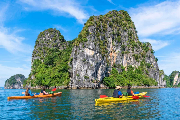 Kayak in Lan Ha Bay